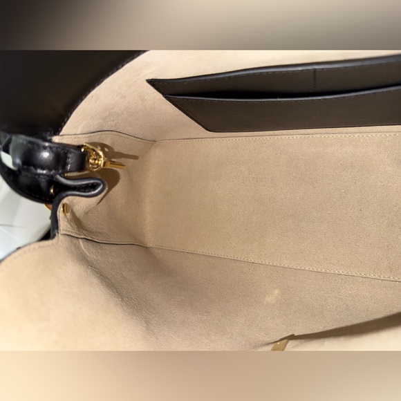 TOTEME T-lock top handle black leather with gold hardware - Picture 7 of 7